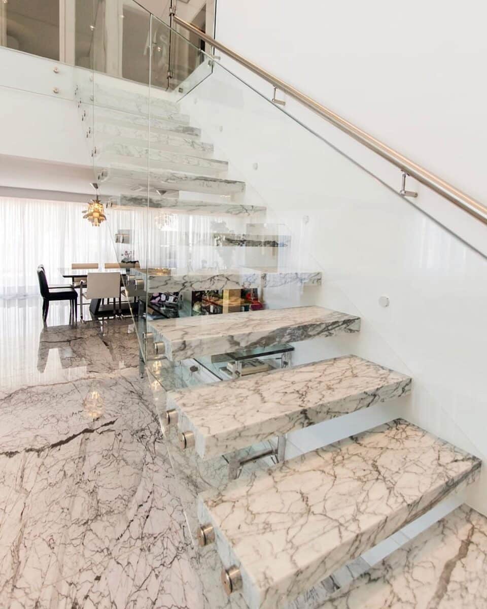 Inspire-se com 10 modelos de escadas flutuantes para a sua casa. 7 Foto de escada flutuante 4 - 2