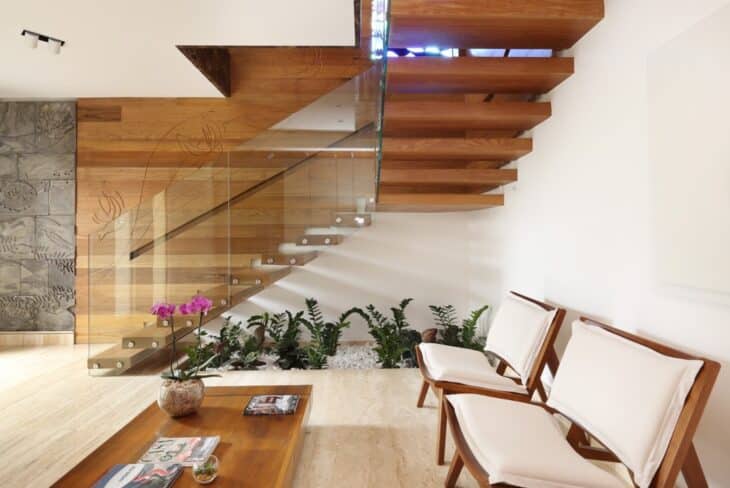Inspire-se com 10 modelos de escadas flutuantes para a sua casa. 10 Foto de escada flutuante 6 - 4