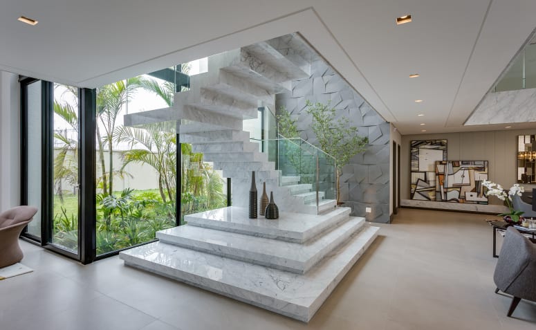 10 Modelos de Escadas Modernas para Inspirar sua Casa 3 Escadas modernas sendo analisadas com atenção.