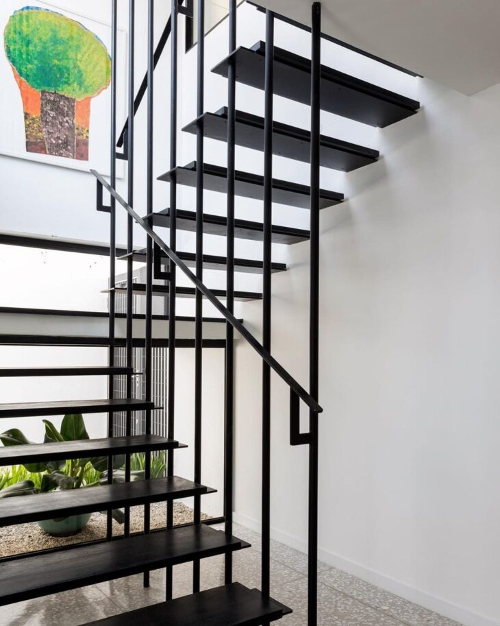 10 Modelos de Escadas Modernas para Inspirar sua Casa 5 Uma escada que se torna o foco de atenção na decoração.