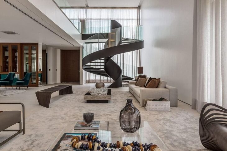 10 Modelos de Escadas Modernas para Inspirar sua Casa 2 Escada como destaque na sala de estar.