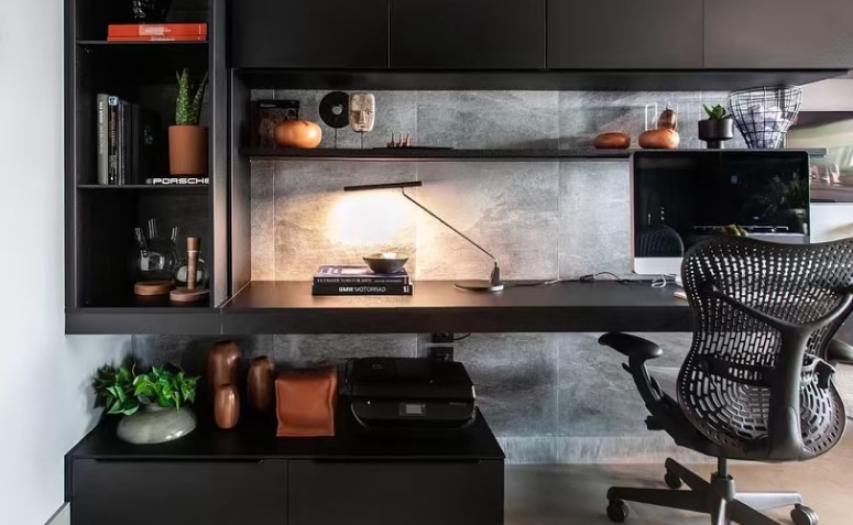 Escrivaninha Preta: 10 Modelos que Transformam Seu Home Office 3 Moderna, neutra e elegante, a escrivaninha preta é um móvel que se adapta facilmente a qualquer estilo de decoração.