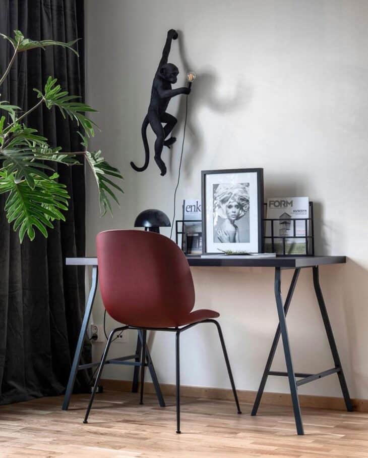 Escrivaninha Preta: 10 Modelos que Transformam Seu Home Office 9 Uma peça funcional para o quarto