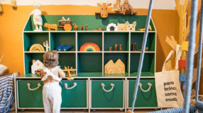 10 Formas Criativas de Decorar e Organizar com Quadro de Cortiça 9 Estante infantil com brinquedos organizados.
