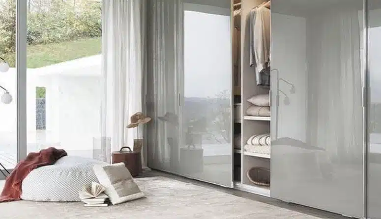 Guarda-roupa planejado: tudo sobre esse móvel prático e versátil 10 3 Guarda-roupa planejado em madeira clara com espelhos integrados.