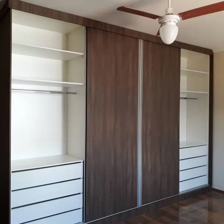 Guarda-roupa planejado: tudo sobre esse móvel prático e versátil 10 10 Guarda-roupa com gavetas amplas para organização optimal.