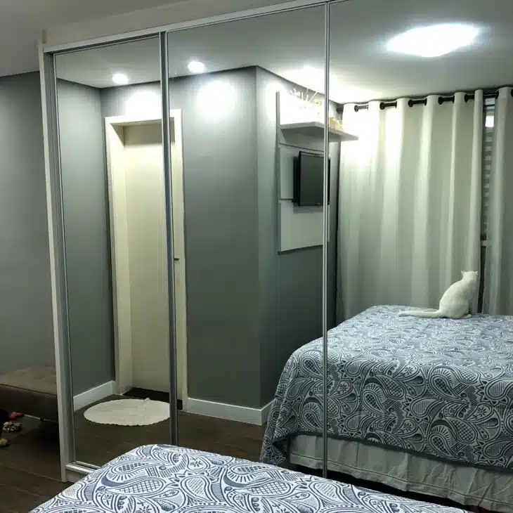 Guarda-roupa planejado: tudo sobre esse móvel prático e versátil 10 1 Guarda-roupa espelhado que traz um efeito de amplitude ao ambiente.