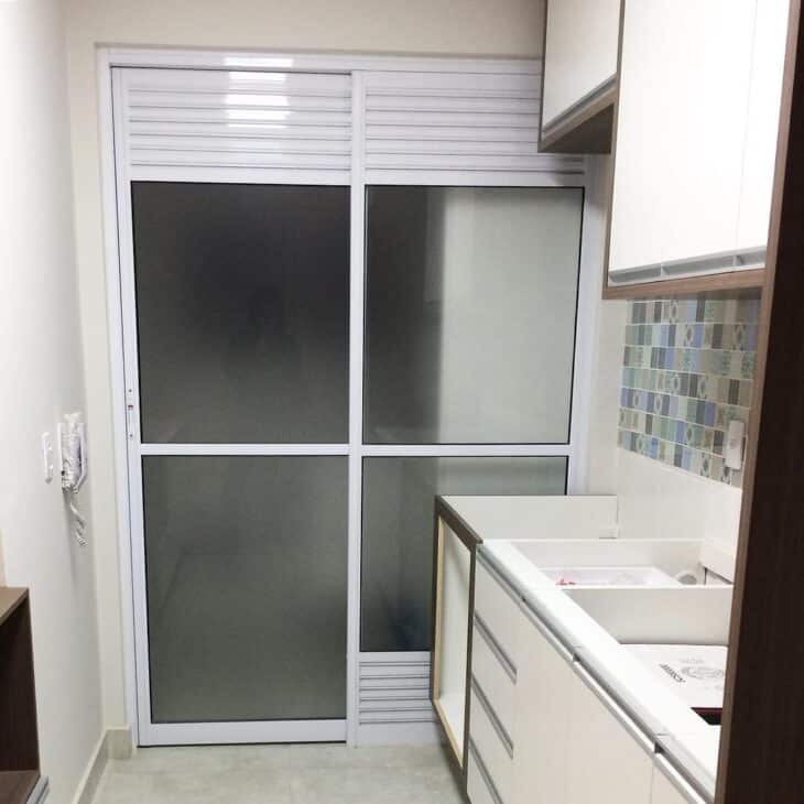 10 Ideias para Separar a Cozinha da Lavanderia 1 Muita planta de residências já vem com uma divisória de vidro entre a cozinha e a lavanderia.