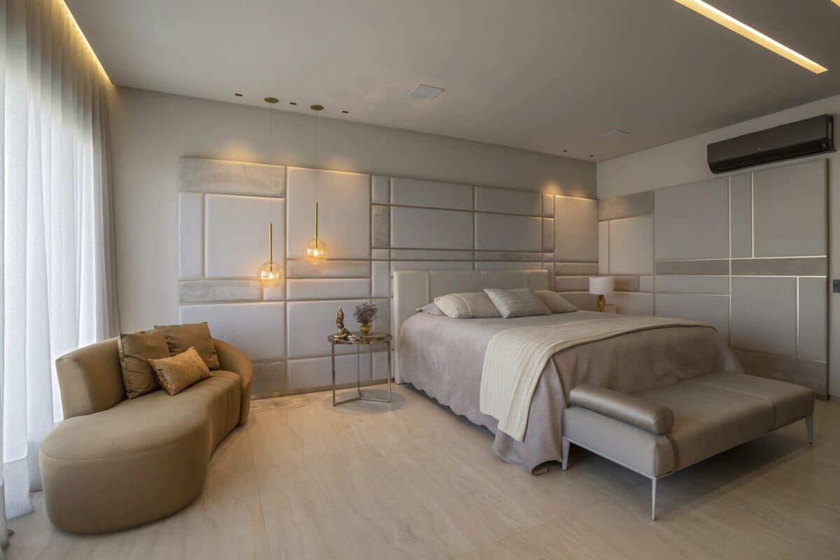 O Porcelanato Travertino e Suas Vantagens na Decoração 5 Quarto de casal em estilo clássico com piso marmorizado