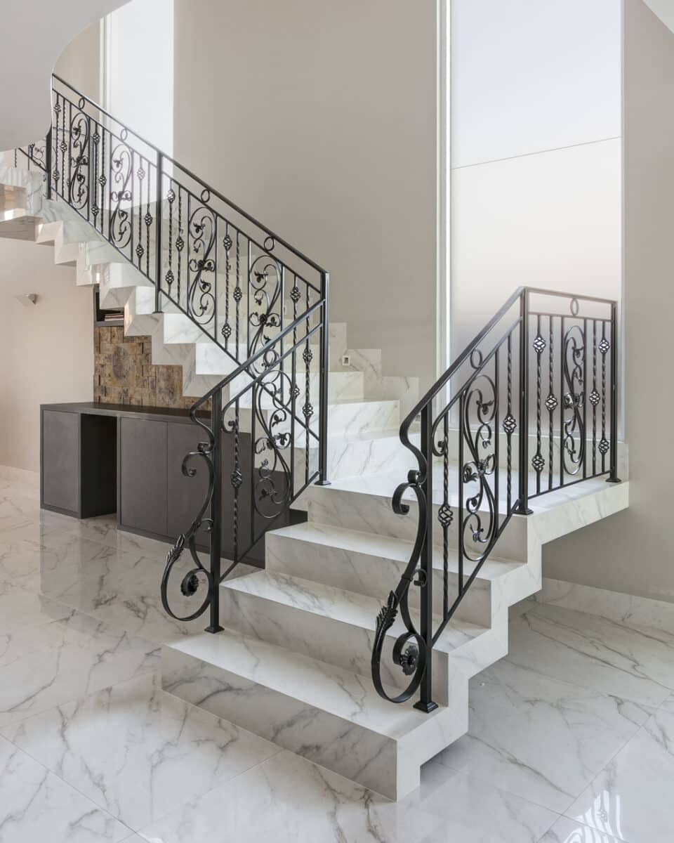Como Usar a Escada na Decoração 10 5 Escada revestida com porcelanato marmorizado é um clássico nos projetos de decoração (Projeto: Márcia Meluci)