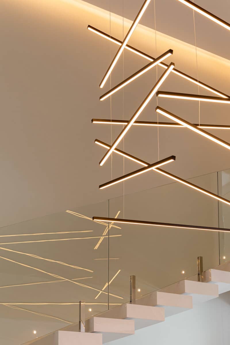 Como Usar a Escada na Decoração 10 9 Corrimão espelhado prolonga efeito da luminária (Projeto: Bruno Brandini)