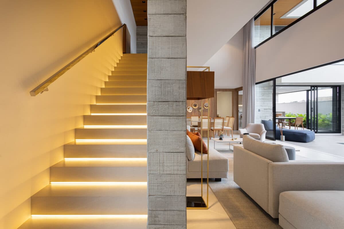 Como Usar a Escada na Decoração 10 10 Lâmpadas embutidas na escada trazem uma forma inusitada de iluminar o local (Projeto: Artemis Fontana Arquitetura)