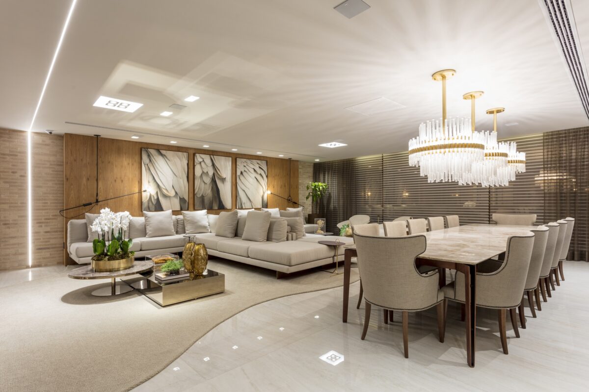 Sala de estar e jantar integradas, em estilo clássico