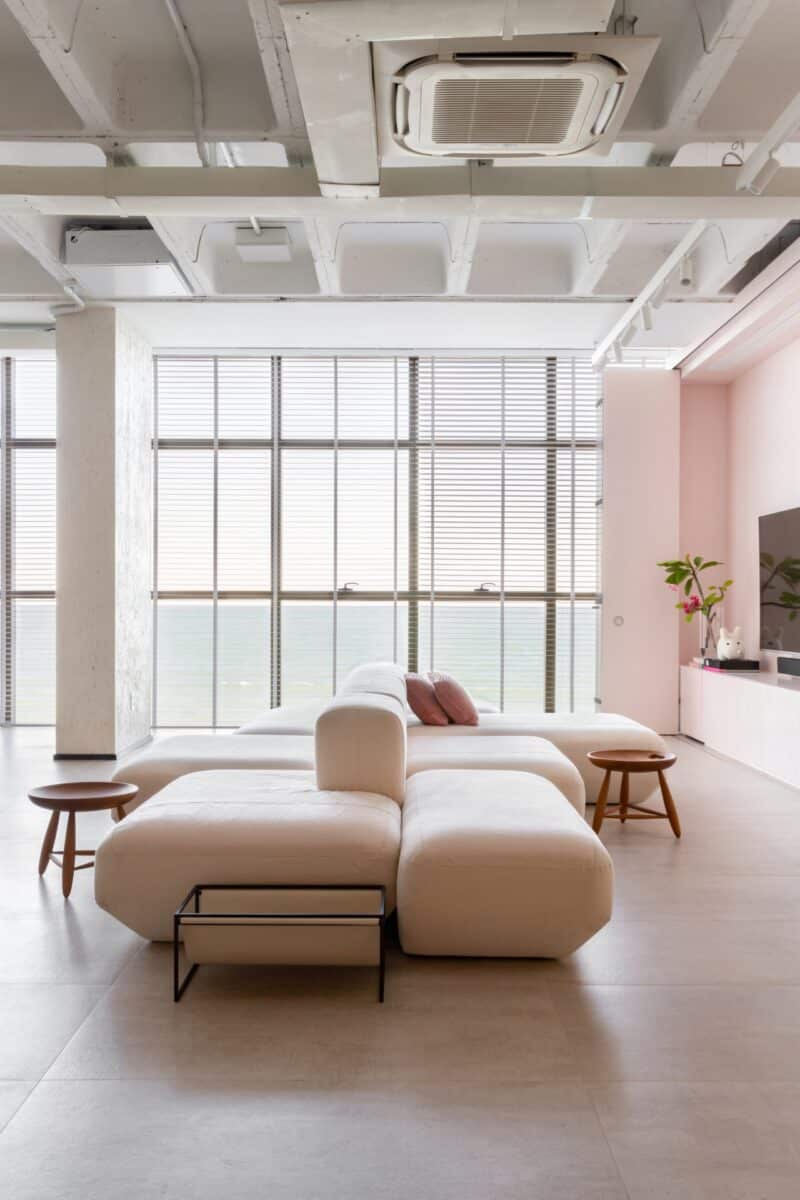 Laje nervurada: a estrutura que virou tendência de decoração 10 5 Beleza e funcionalidade em sala com laje nervurada aparente