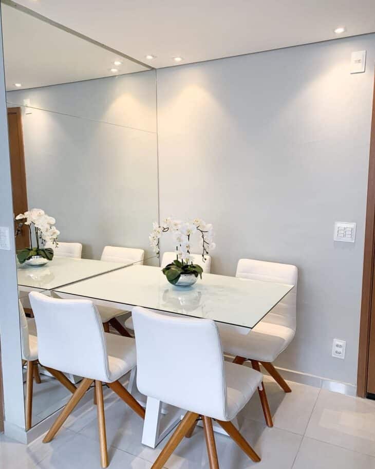 O que é mesa laqueada e 10 inspirações para o seu lar 10 Mesa laqueada de jantar destacando elegância.