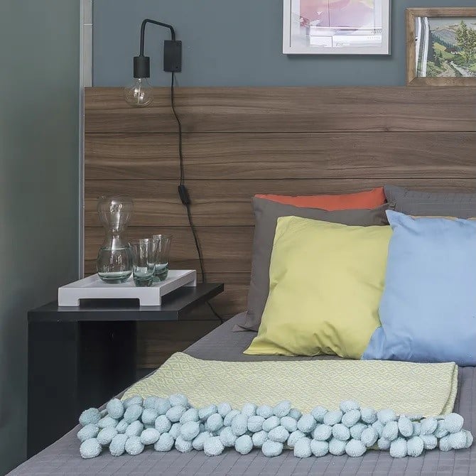 10 Formas Criativas de Usar Mesas Laterais na Decoração 9 Mesa lateral em opção neutra