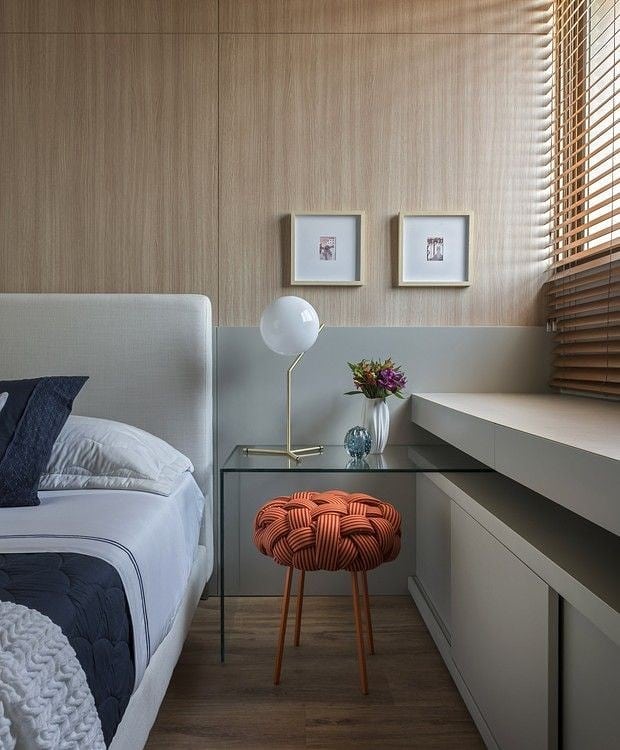 10 Formas Criativas de Usar Mesas Laterais na Decoração 10 Mesa lateral de vidro decorando ambiente