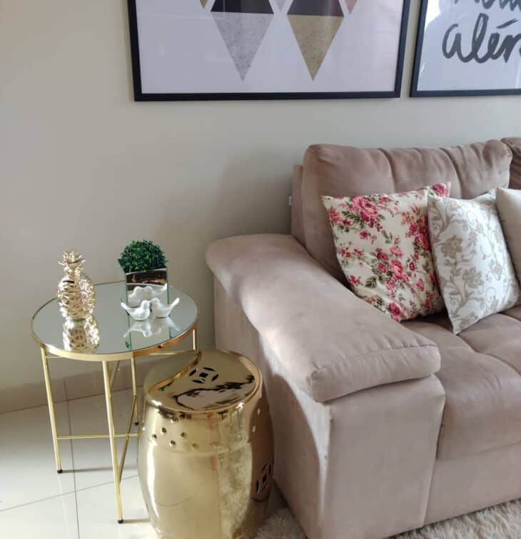 10 Formas Criativas de Usar Mesas Laterais na Decoração 1 Mesa lateral espelhada