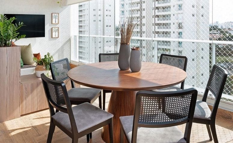 10 Fotos Lindas de Mesa para Sacada que Vão Decorar o Seu Espaço 3 mesa para sacada 0