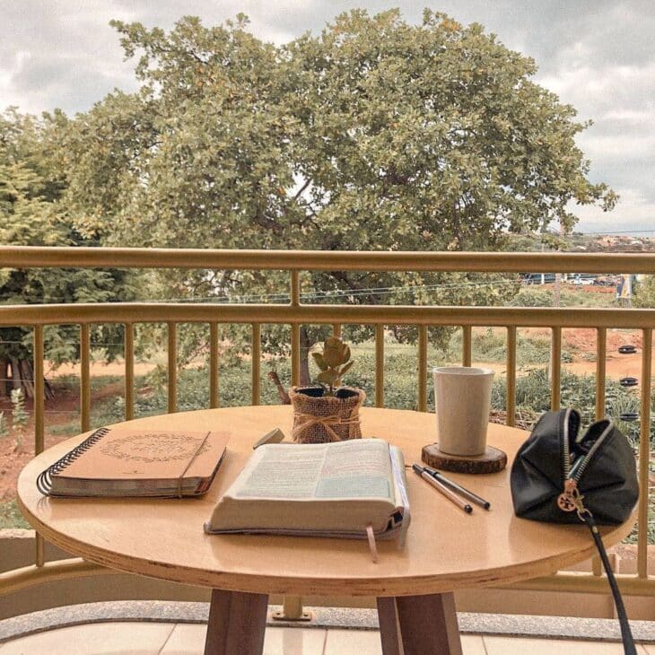 10 Fotos Lindas de Mesa para Sacada que Vão Decorar o Seu Espaço 5 mesa para sacada 1