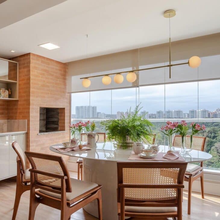 Mesa para Varanda: 10 Propostas Inspiradoras para Sua Decoração 10 Mesa balcão integrada tornando-se uma península.