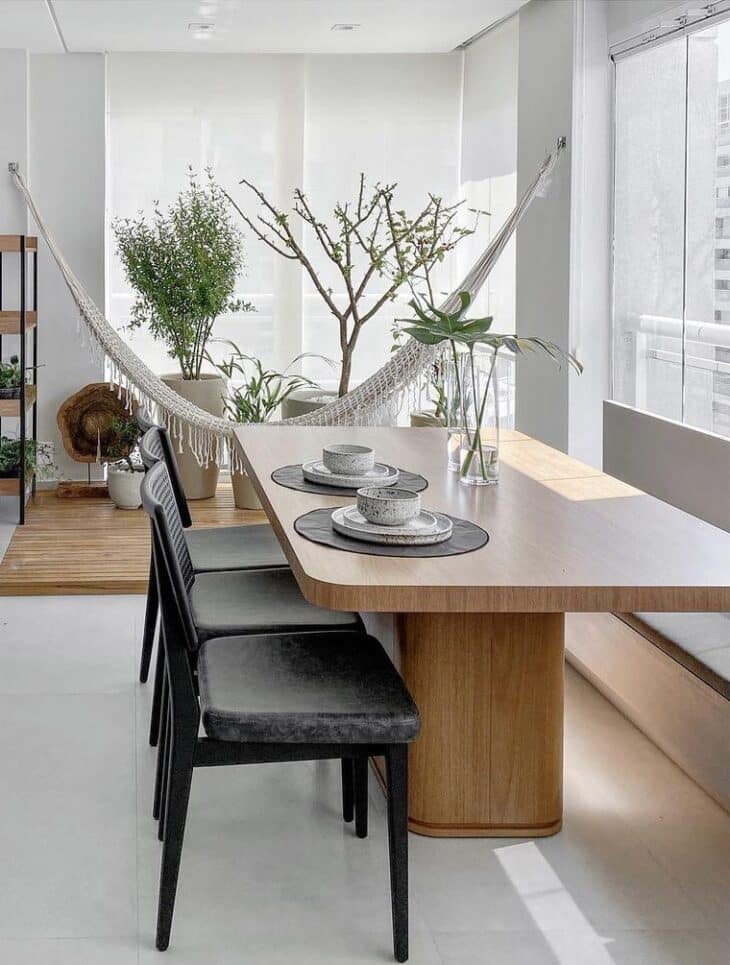 Mesa para Varanda: 10 Propostas Inspiradoras para Sua Decoração 1 Mesa redonda cabendo nos cantinhos.