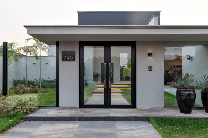 Muro de vidro: 10 modelos sofisticados e funcionais para o seu projeto 2 Muro de vidro que traz elegância para a fachada.