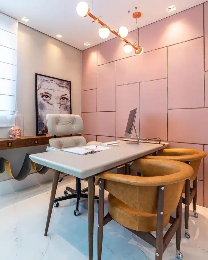 10 Ideias de Parede Rosa para Revitalizar sua Casa 1 Imagem de uma parede inteira rosa com seu charme.