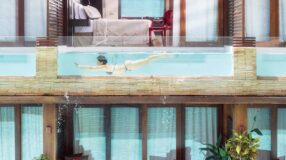 Os Melhores Materiais para Revestimento de Piscina 5 Imagem de uma piscina de vidro.