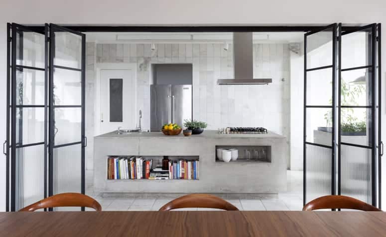 Versatilidade e Estilo da Porta Camarão de Vidro: 50 Ideias para Você 3 uma porta camarão de vidro é uma opção de fechamento versátil e cheio de estilo para delimitar os ambientes
