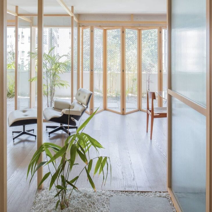 Versatilidade e Estilo da Porta Camarão de Vidro: 50 Ideias para Você 2 a transparência do vidro possibilita a passagem da luz natural