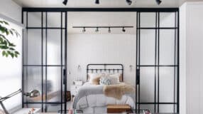 Versatilidade e Estilo da Porta Camarão de Vidro: 50 Ideias para Você 5 esse modelo apresenta um sistema articulado com folhas que correm e dobram-se uma sobre a outra