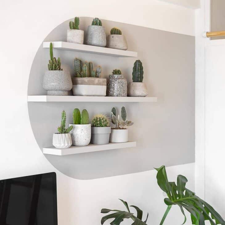 Prateleiras para Plantas: 10 Ideias e Tutoriais para Encher a Vida de Verde 5 Um conjunto de prateleiras supermoderno