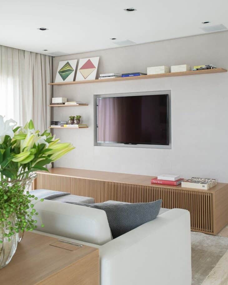 Prateleira para quadros em ambiente moderno.