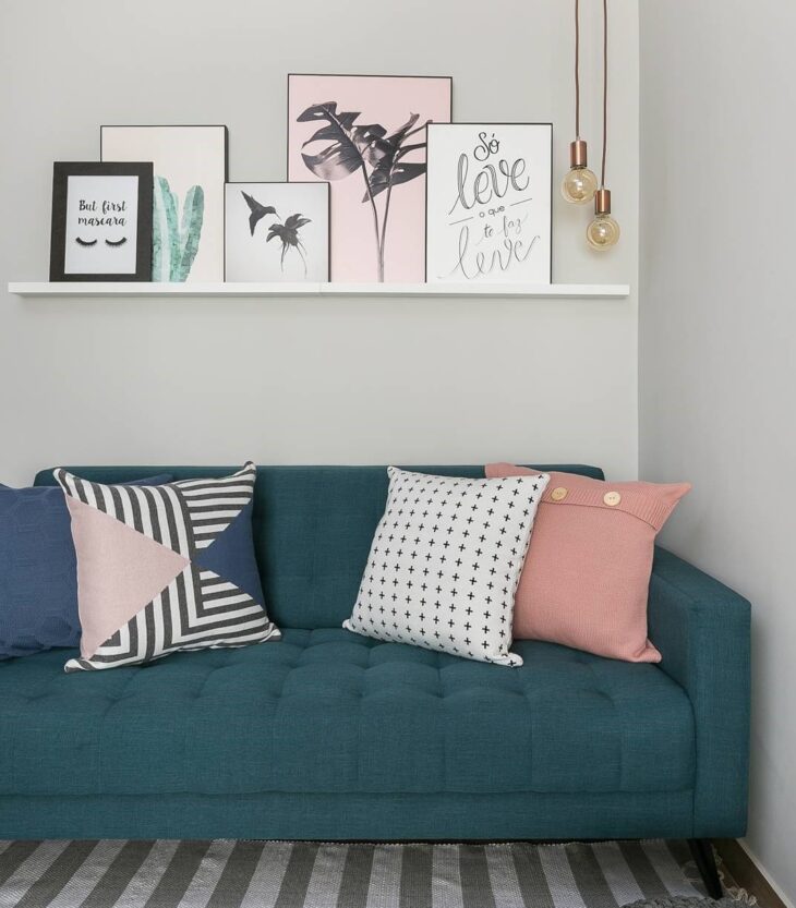 Prateleira para quadros: 10 maneiras de usar na decoração 10 Prateleira funcional com quadros e decoração.
