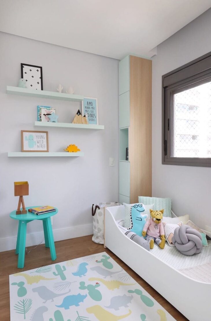 Prateleira para quadros: 10 maneiras de usar na decoração 1 Prateleira para quadros versátil em diferentes estilos.