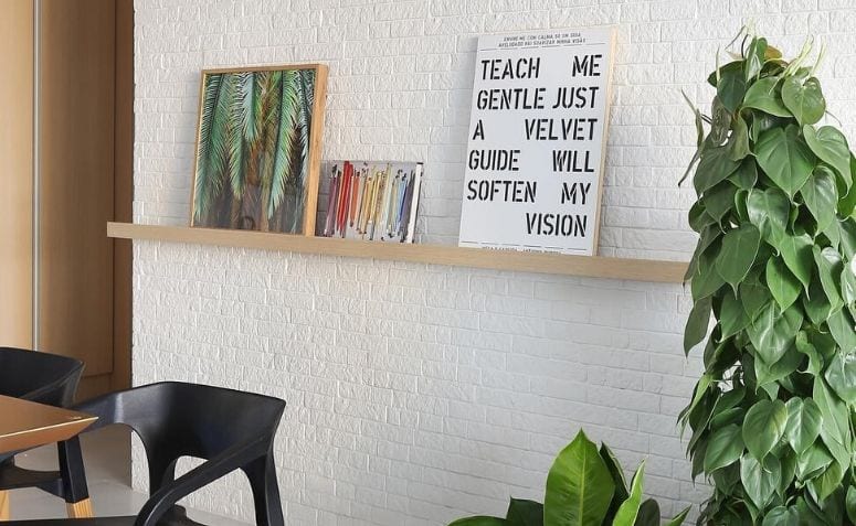 Prateleira para quadros: 10 maneiras de usar na decoração 3 Capa do artigo mostrando prateleiras para quadros.