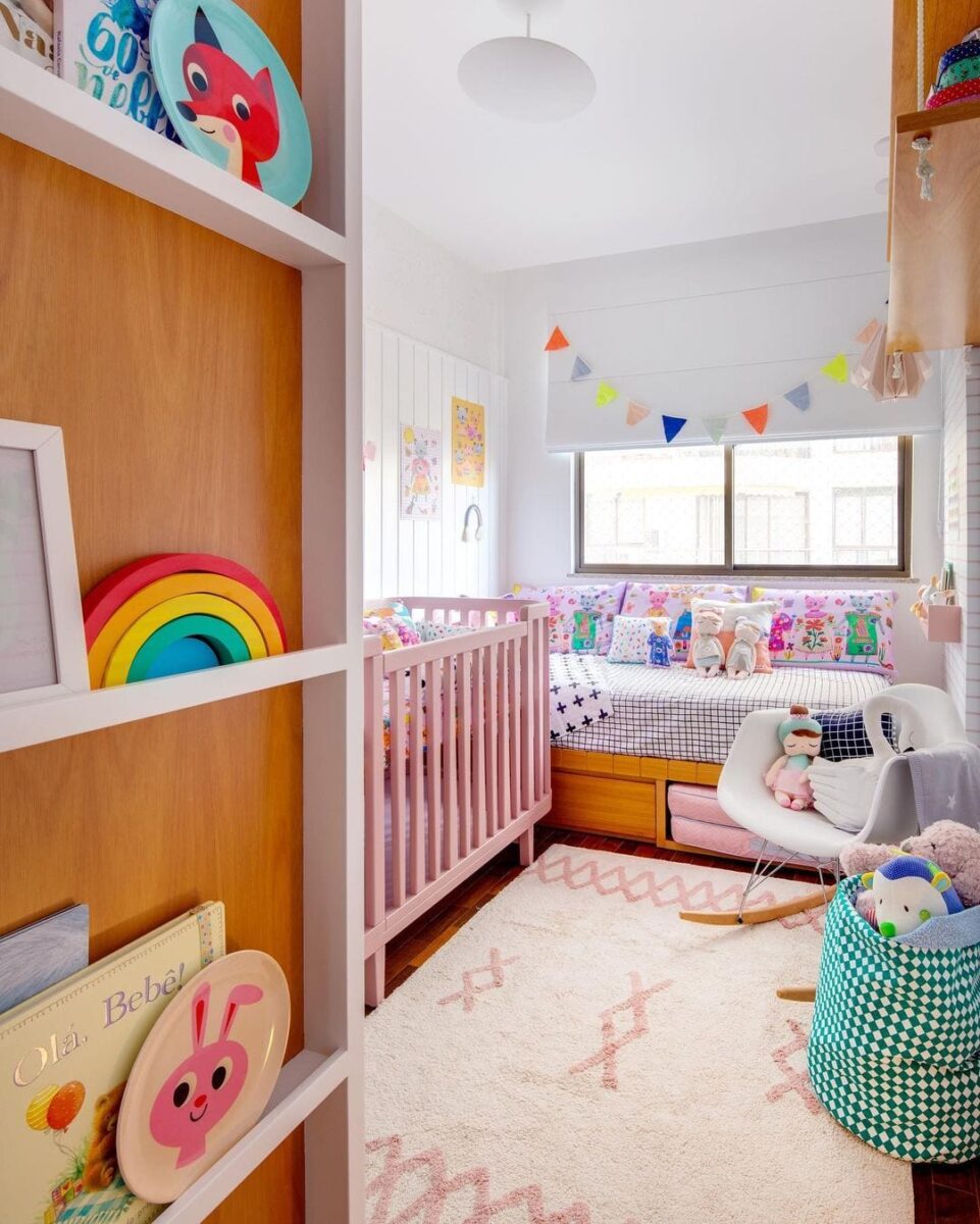 Foto de quarto infantil pequeno com decoração alegre