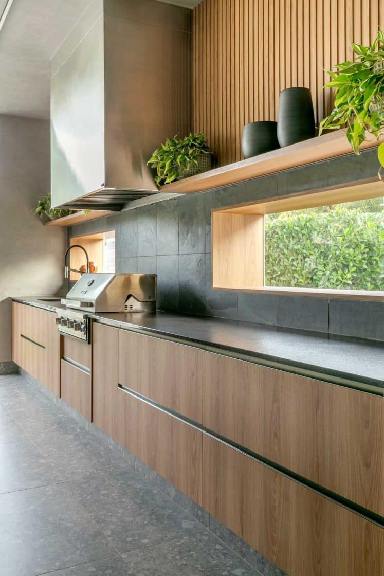 Revestimento de piso: 10 sugestões para usar em seus projetos 9 Cozinha com bancada de pedra decorada com plantas