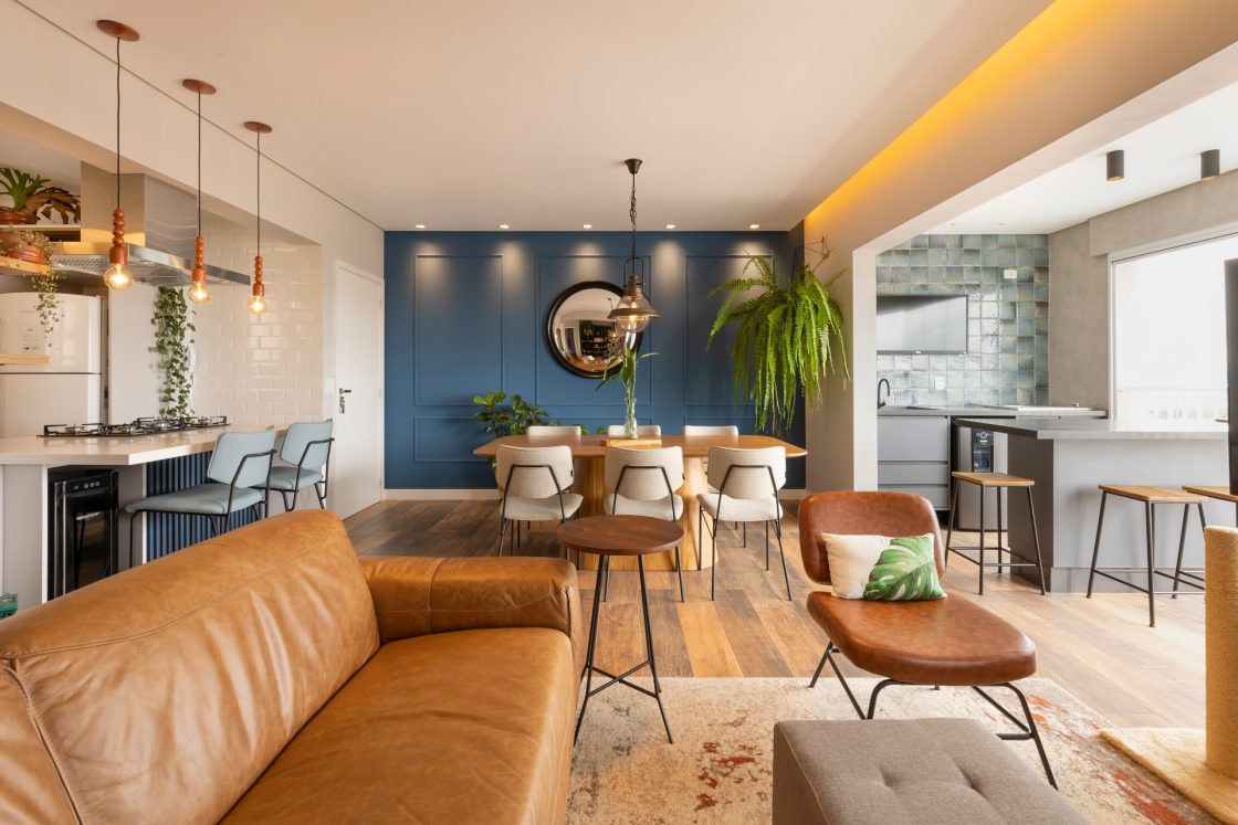 Revestimento de piso: 10 sugestões para usar em seus projetos 2 Sala de estar com porcelanato que interpreta madeira no piso