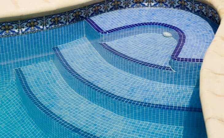Os Melhores Materiais para Revestimento de Piscina 10 Imagem de revestimento em pastilhas para piscina.