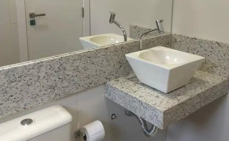 granito em banheiro Bancada clara de granito em banheiro com cuba de apoio branca