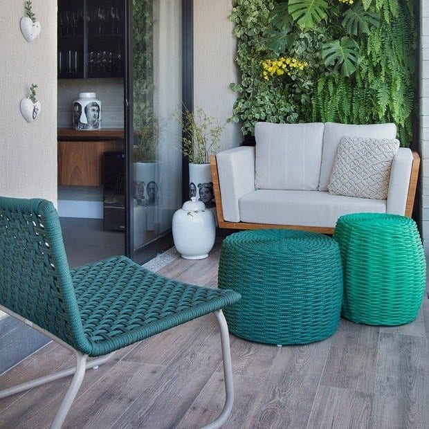 10 Fotos Inspirações para Decorar Varandas Pequenas 10 Varanda pequena com móveis que maximizam o espaço sem perder o estilo.