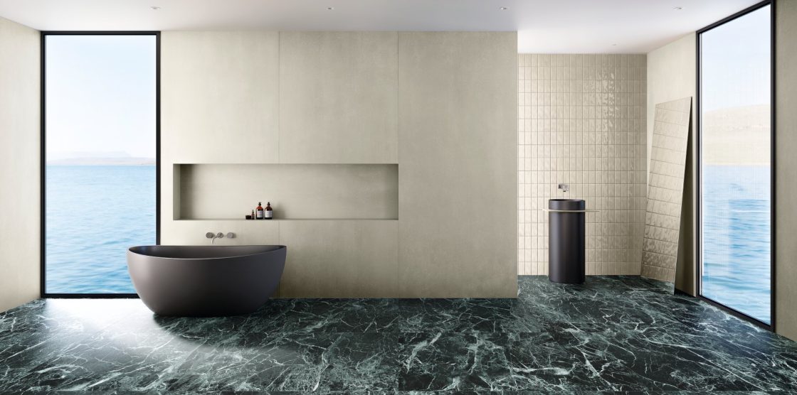 Porcelanato 120x120: fluidez e elegância nos seus projetos 5 Banheiro amplo, onde o piso de mármore verde se destaca
