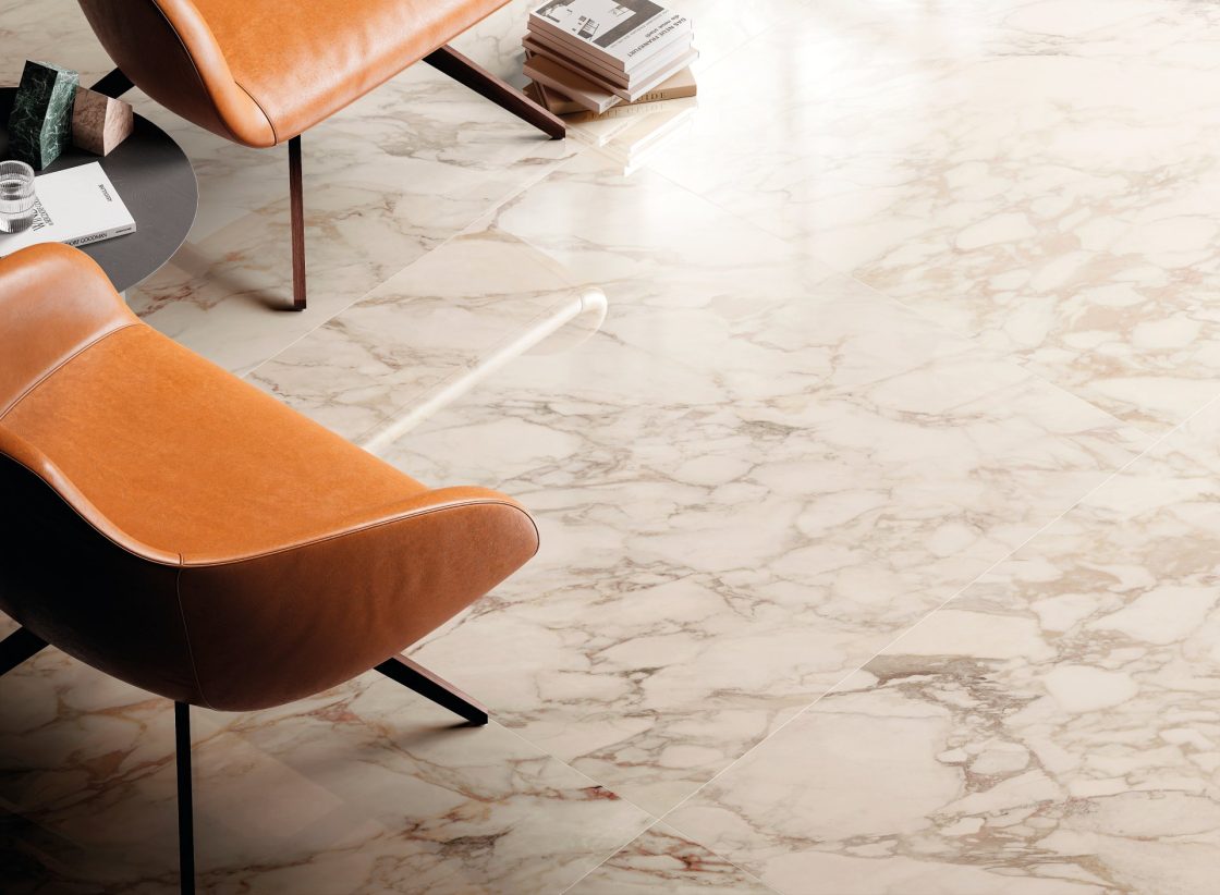 Porcelanato 120x120: fluidez e elegância nos seus projetos 9 Detalhe de ambiente, com o piso em destaque. Há também cadeiras de couro