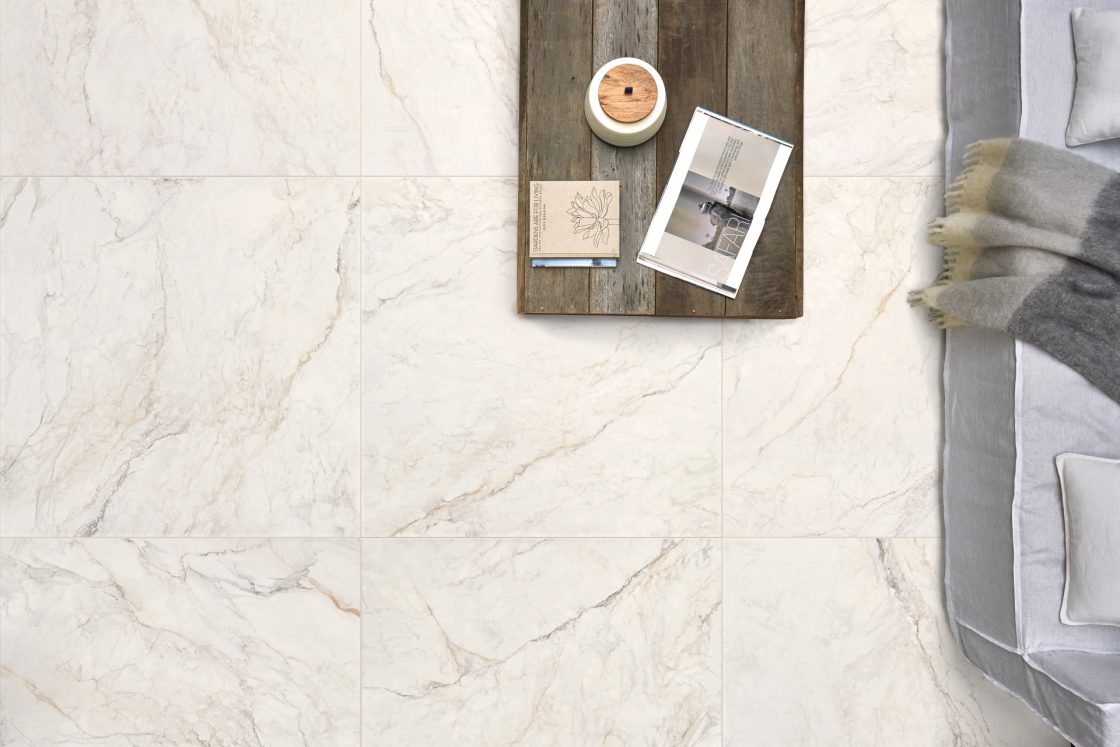 Porcelanato 120x120: fluidez e elegância nos seus projetos 3 Sala vista de cima, com foco no porcelanato do piso