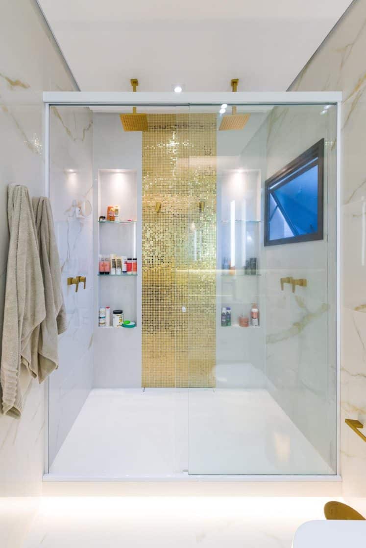 10 fotos de banheiro para todos os estilos 7 Box com dois chuveiros permite ao casal tomar banho ao mesmo tempo com conforto (Projeto: Heignne Jardim)