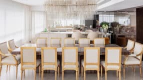 10 Modelos de Cristaleira de Madeira que São Clássicas na Decoração 7 Lustre para sala de jantar que complementa a decoração.