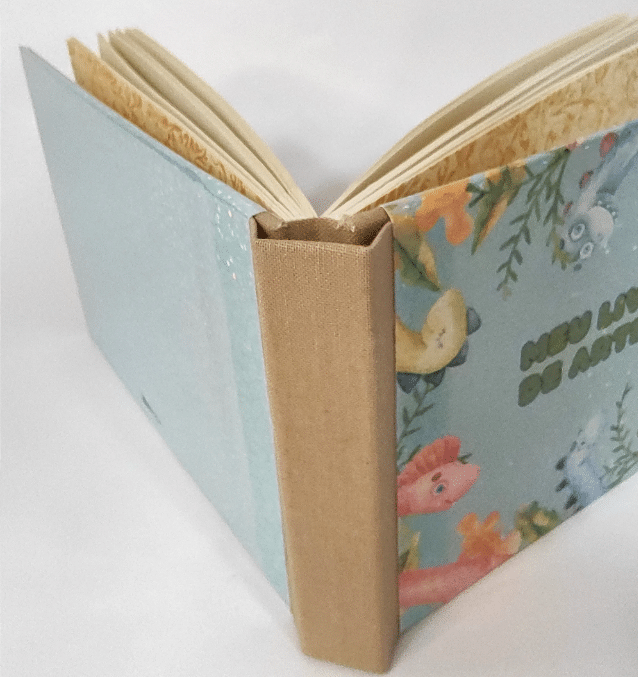 Explorando o Mundo dos Sketchbooks 5 Este sketchbook infantil na foto acima, por exemplo, é feito com papel pólen de 90g, ou seja, folhas bem grossinhas que não rasgam facilmente e ainda permitem que se desenhe dos dois lados sem deixar sombra no verso.