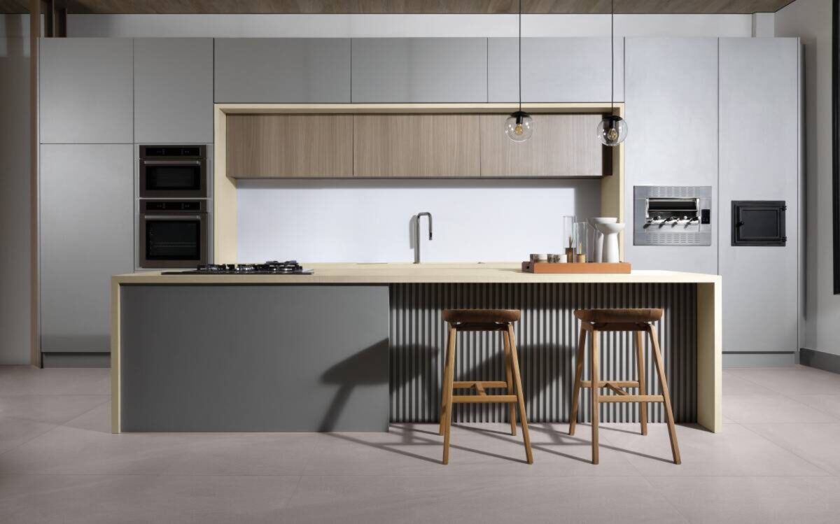 Claro! Por favor, forneça o título que você gostaria que eu reescrevesse seguindo a regra mencionada. 10 Porcelanato Dansk Cement White reveste bancada e parte interna da cozinha.